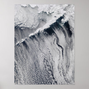 Molnet mönstrar synligt över den Aleutian ön Poster