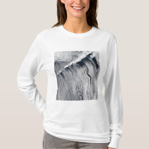 Molnet mönstrar synligt över den Aleutian ön T-shirt