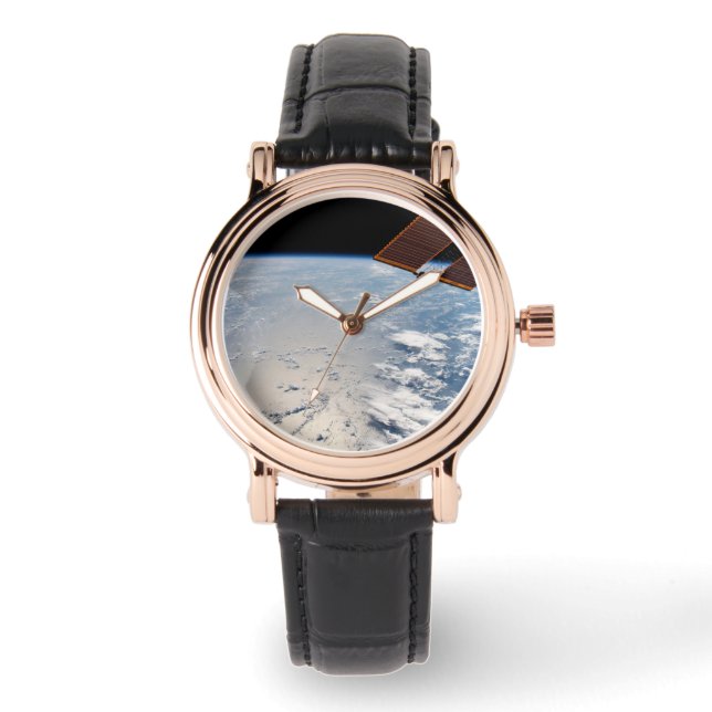 Molnformationer omgivande sollint av Stilla havet Armbandsur (Framsida)