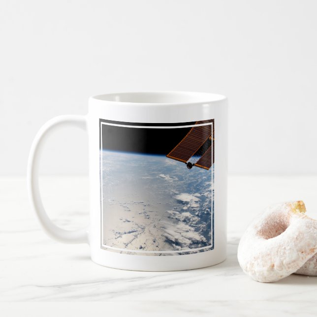 Molnformationer omgivande sollint av Stilla havet Kaffemugg (Med munk)