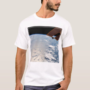 Molnformationer omgivande sollint av Stilla havet T Shirt