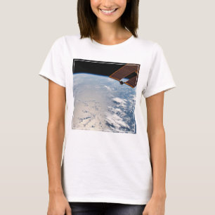 Molnformationer omgivande sollint av Stilla havet T Shirt
