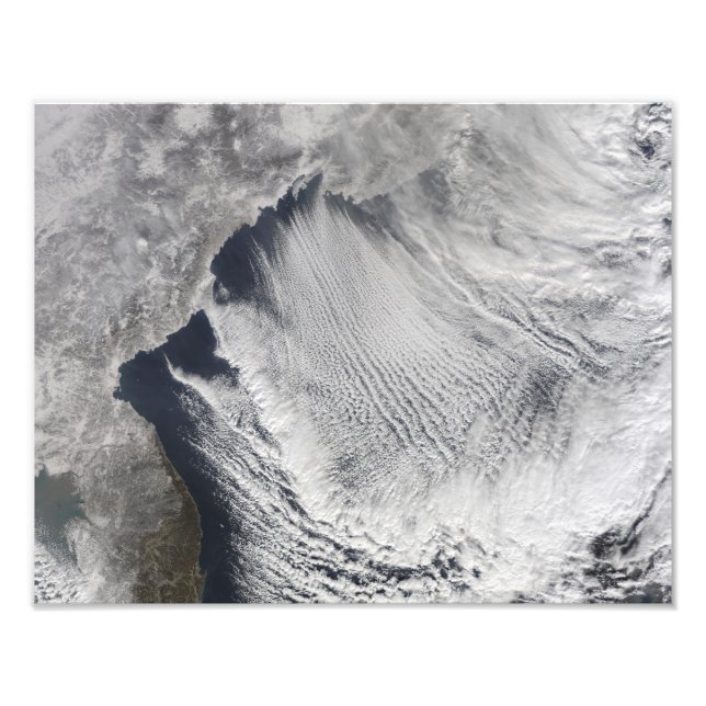 Molngator som bildas över Japanska havet Fototryck (Framsidan)