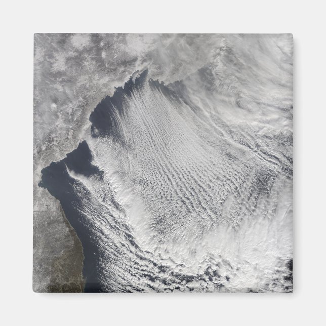 Molngator som bildas över Japanska havet Magnet (Framsidan)