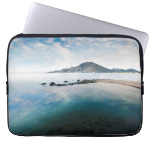 Molnig blå himmel som reflekterar i sjön laptop sleeve