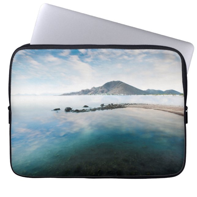 Molnig blå himmel som reflekterar i sjön laptop sleeve (Framsidan)
