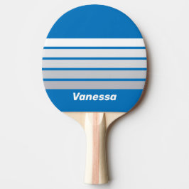 Molnig blå himmel tvärs över randig med namn pingisracket