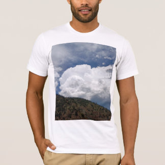 Molnig himmel över böljande kullar med skogbeklädd t shirt