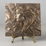 Molten Bronze Guld Woman med Flowing Hair Kakelplatta<br><div class="desc">Upptäck timelfri skönhet med vår keramiska bricka, en andningsfull fusion av klassisk konst och modern metallisk allure. Det här är inte bara en bricka, det är en fängslande porträtt, med en kvinnas profil som är försedd med ett exquisivt, flytande likt gyllene skal. Hennes kaskadande vågar av hår flödar över plattan,...</div>