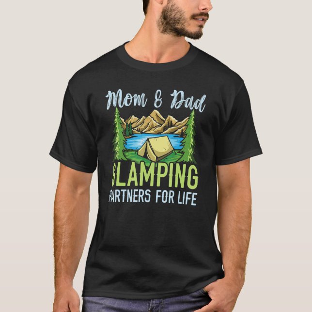 Mom And Dad Glamping Partners For Life Glamper 1 T Shirt (Framsida)