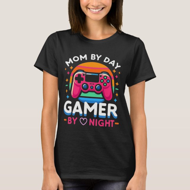 Mom By Day, Gamer By Night: Retro Sunset Pink T Shirt (Framsida)