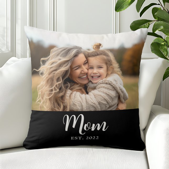 Mom Established Modern Script Photo Black Kudde (Mom established with customizable photo and editable text )