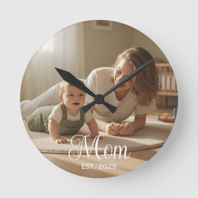 Mom Established Modern White Script Photo Clock Rund Klocka (Framsida)