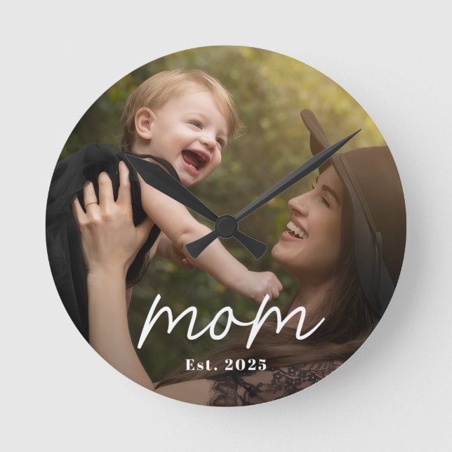 Mom Established Modern White Script Photo Rund Klocka (Framsida)