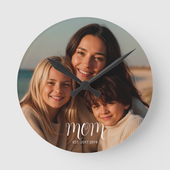 Mom Established Modern White Script Photo Rund Klocka (Framsida)