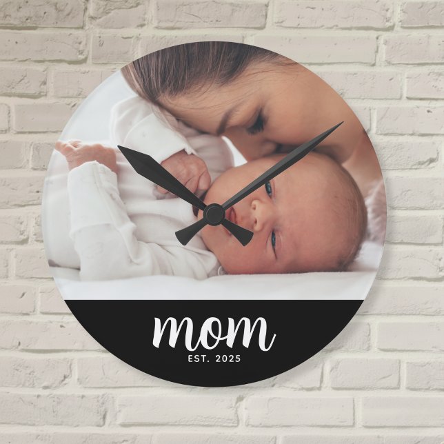 Mom Established Modern White Script Photo Rund Klocka (Skapare uppladdad)
