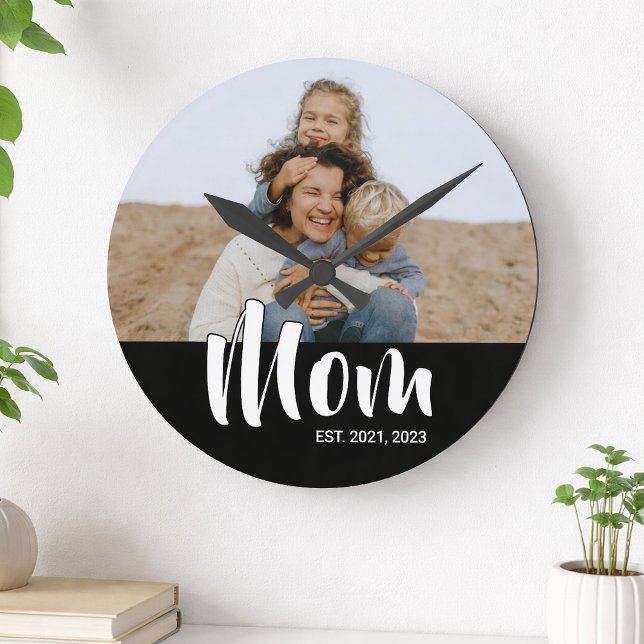 Mom Established Modern White Script Photo Rund Klocka (Mom Established Modern White Script Photo Round Clock)