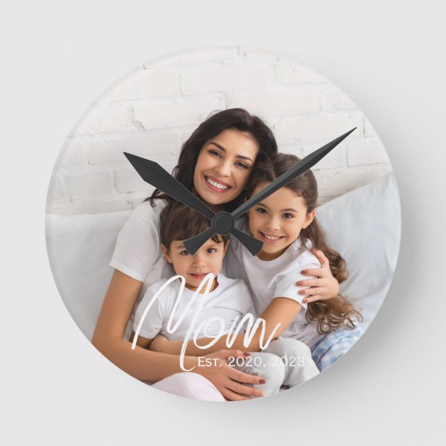 Mom Established Modern White Script Photo  Rund Klocka (Framsida)