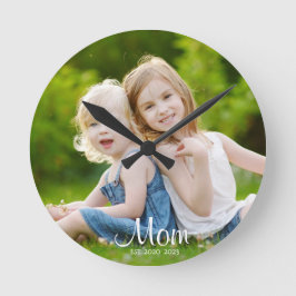 Mom Established Modern White Script Photo Rund Klocka