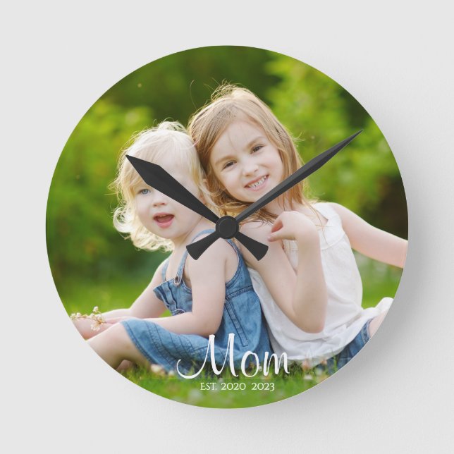 Mom Established Modern White Script Photo Rund Klocka (Framsida)