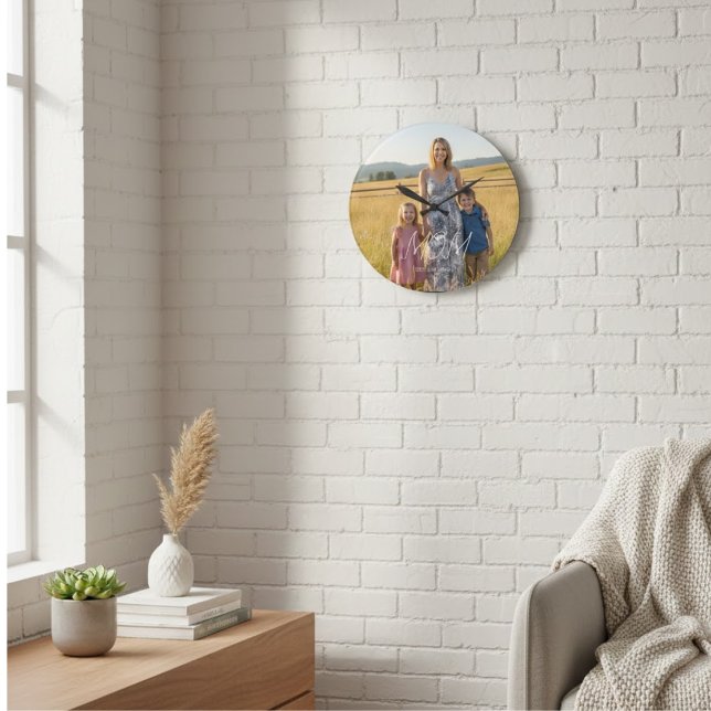Mom Established Modern White Script Photo Stor Klocka (Skapare uppladdad)