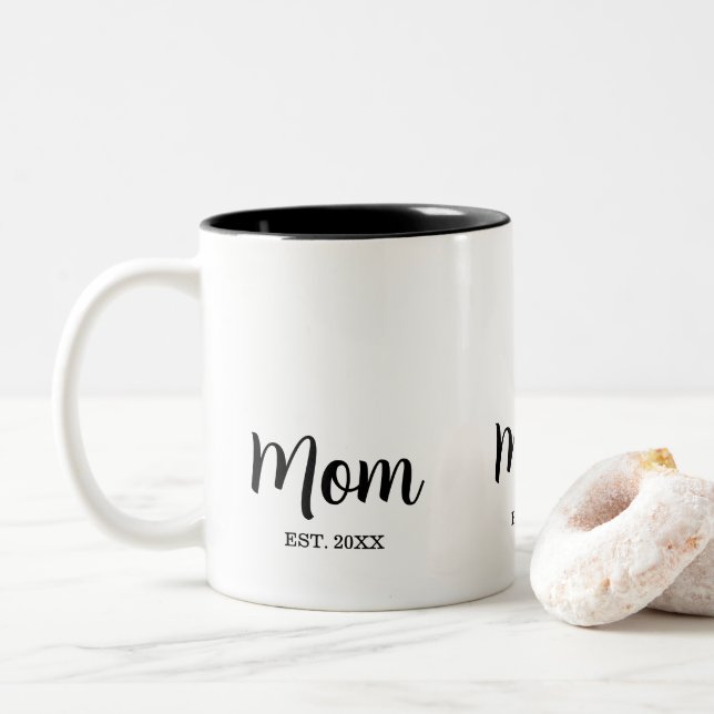 Mom Established New Mom Gift Två-Tonad Mugg (Med munk)