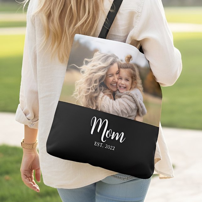 Mom Established Script Black Photo Tote Bag Tygkasse (Mom established elegant script personalized photo black tote bag)