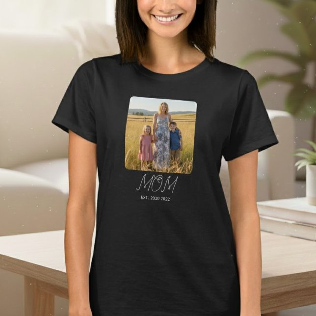 Mom Established Script Photo T-Shirt (Skapare uppladdad)
