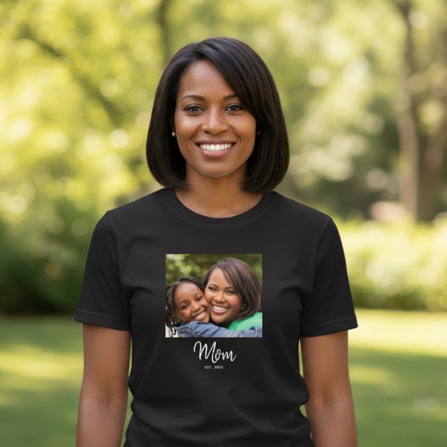 Mom Established Script Photo T-Shirt (Skapare uppladdad)