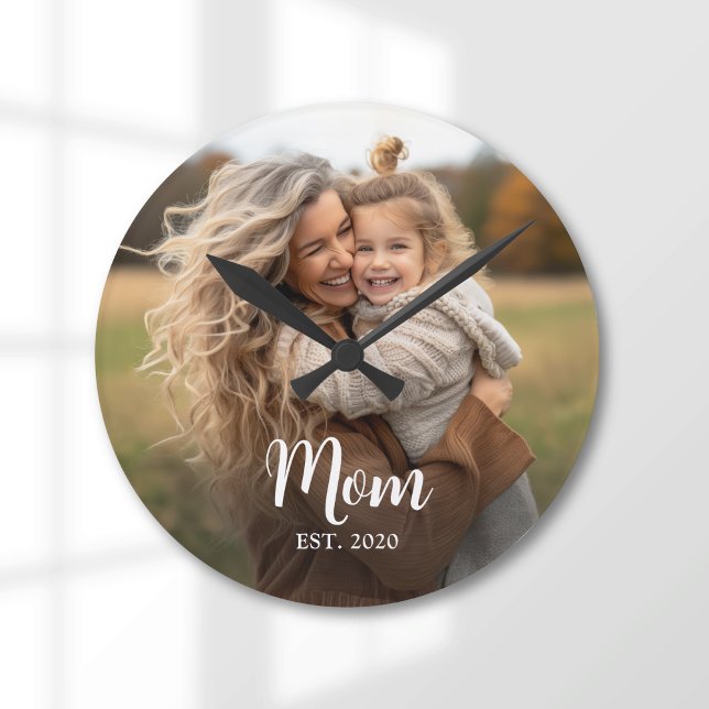 Mom Established White Script Photo Rund Klocka (Mom established script text with photo personalized wall clock gift)