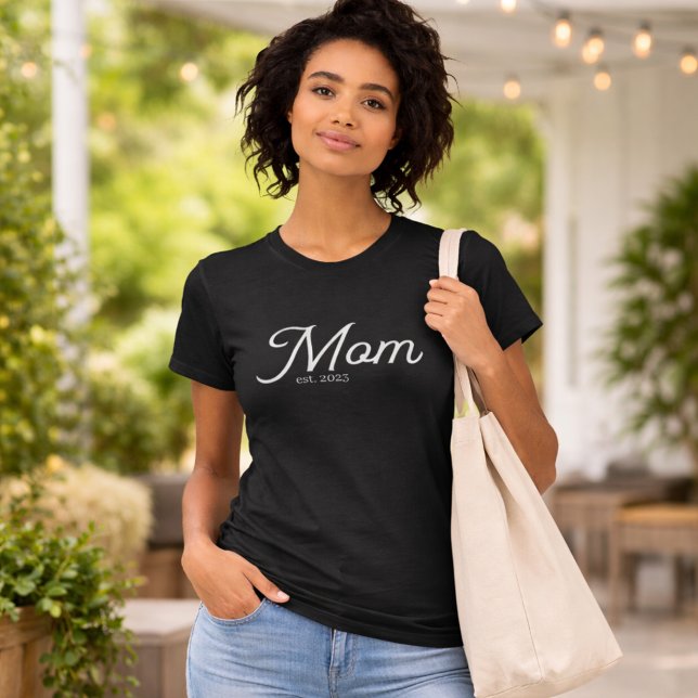 Mom Established White Script T Shirt (Skapare uppladdad)