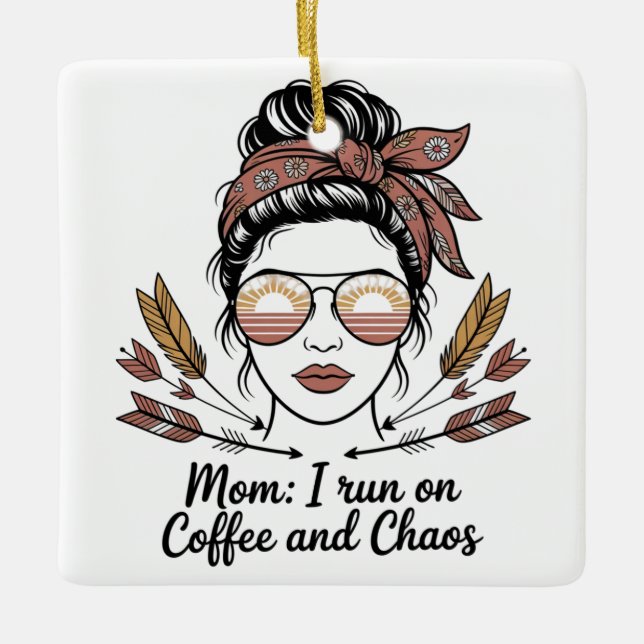 Mom I Run On Coffee And Chaos Julgransprydnad Keramik (Framsida)