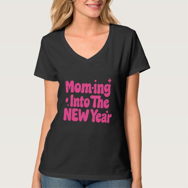 Mom-ing Into The New Year Retro T Shirt (Framsida)
