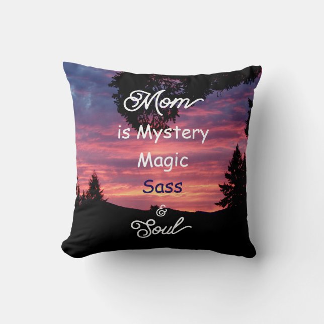 Mom is Mystery, Magic, Sass & Soul Throw Pillow Kudde (Framsida)