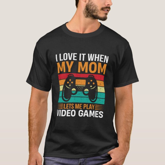 Mom Lets Me Play Video Games Fun – Mother's Day T Shirt (Framsida)
