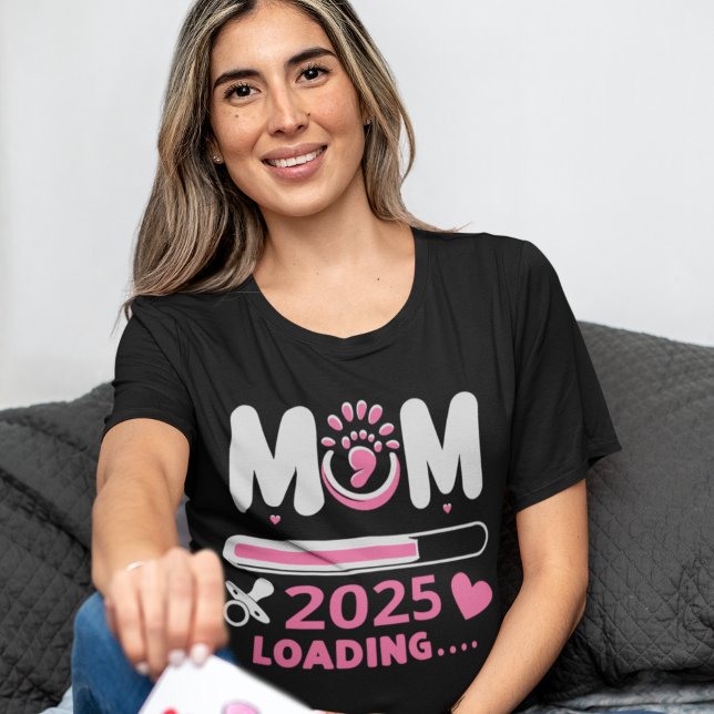 Mom Loading 2025  – Cute Pregnancy Announcement T Shirt (Skapare uppladdad)