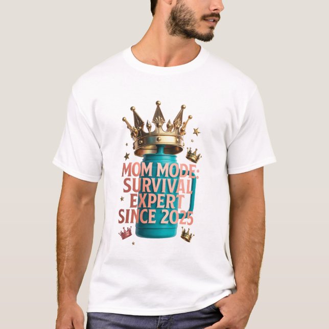 Mom Mode Survival Expert Tee | Since 2025 Funny Mo (Framsida)
