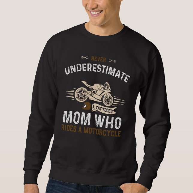 Mom Never Underestimate A Tattooed Mom Who Ri Moto Lång Ärmad Tröja (Framsida)