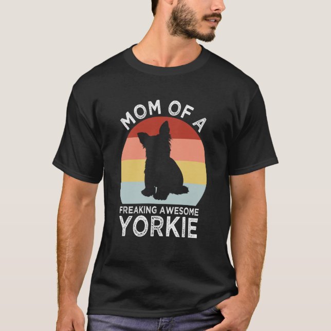 Mom of a Freaking Awesome Yorkie Yorkshire Terrier T Shirt (Framsida)