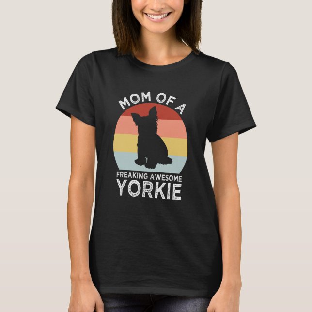 Mom of a Freaking Awesome Yorkie Yorkshire Terrier T Shirt (Framsida)