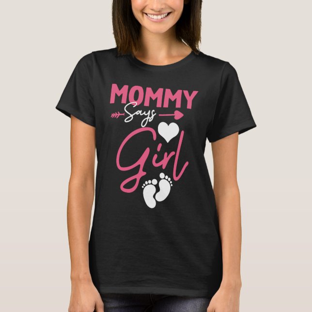 Mom says Girl baby matching family T Shirt (Framsida)