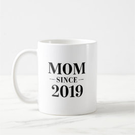 Mom Since 2019 Minimalist Gift Design Kaffemugg