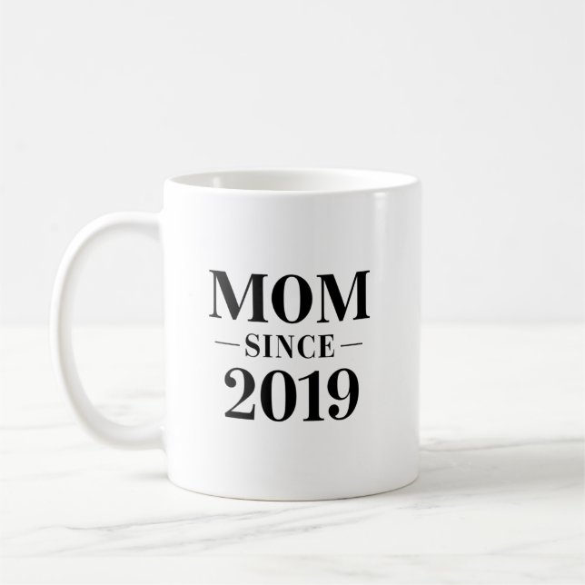 Mom Since 2019 Minimalist Gift Design Kaffemugg (Vänster)