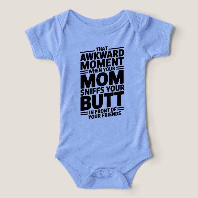 Mom Sniffs Butt Funny Baby Bodysuit Gift T Shirt (Design Framsida)