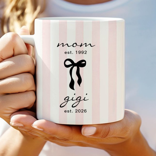 Mom to Gigi Est Mug with Bow Kaffemugg (Skapare uppladdad)