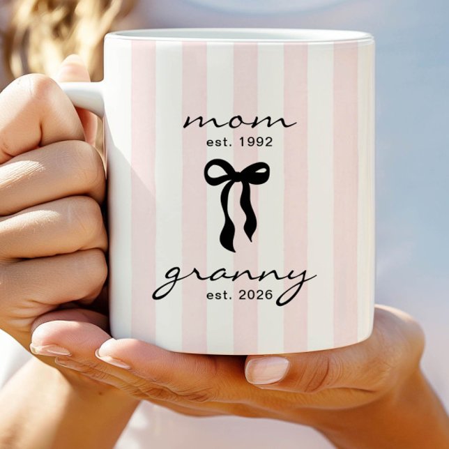 Mom to Granny Est Mug with Bow Kaffemugg (Skapare uppladdad)