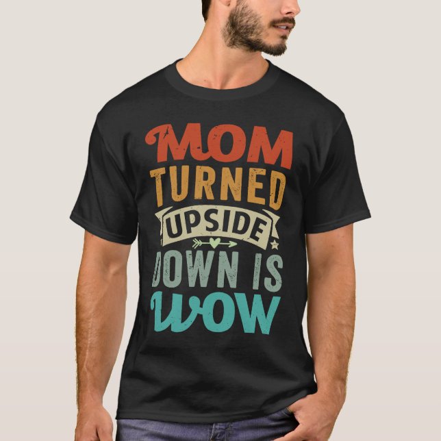 Mom Turned Upside Down Is Wow  Sarcastic T Shirt (Framsida)