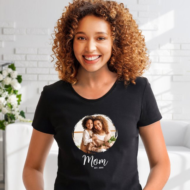 Mom White Script Established Date Photo Modern T Shirt (Skapare uppladdad)