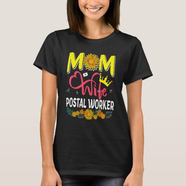 Mom Wife Postal Worker Cute Floral Sunflowers Moth T Shirt (Framsida)
