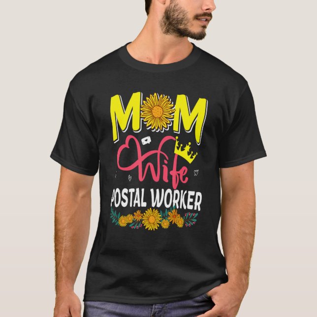 Mom Wife Postal Worker Cute Floral Sunflowers Moth T Shirt (Framsida)